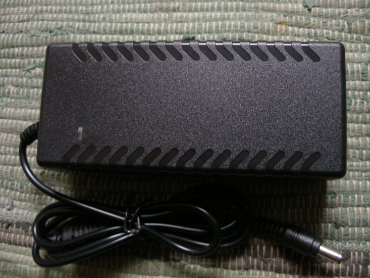 (Reise-)Ladegerät 36 Volt, 10S, lüfterlos, 3A, 41V, sehr leicht - zum Schließen ins Bild klicken