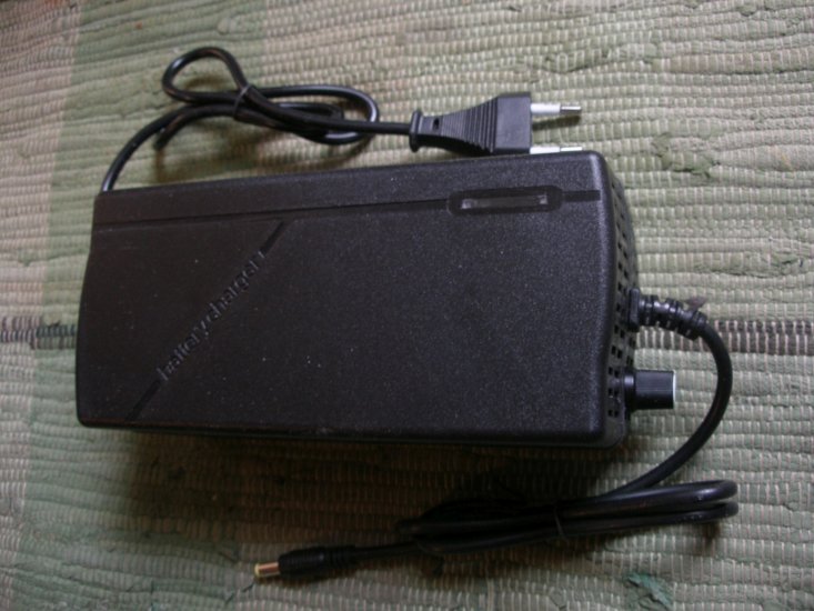 Ladegerät 48 Volt, 13S, 5A, 13S/14S einstellbar - zum Schließen ins Bild klicken