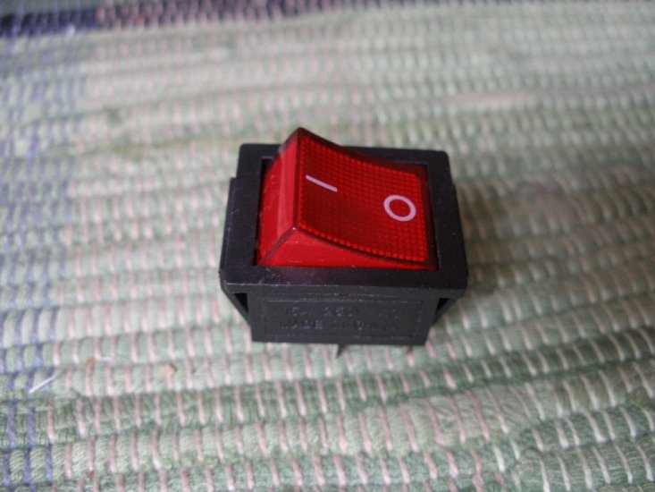 Schalter 2 polig, rot, 2 x 15 Ampere - zum Schließen ins Bild klicken