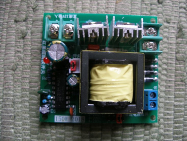 Spannungswandler 12V DC auf 110/220V DC + AC - zum Schließen ins Bild klicken