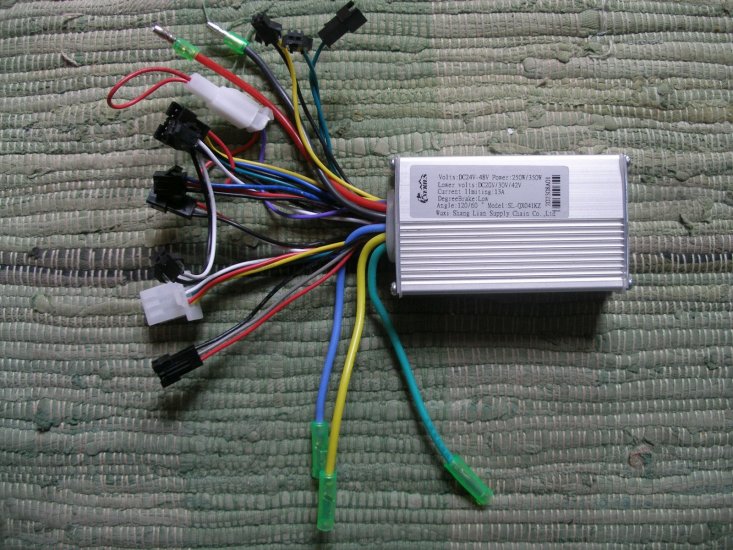 Universalcontroller mit Displayanschluss, 24-48V, 6-13A - zum Schließen ins Bild klicken