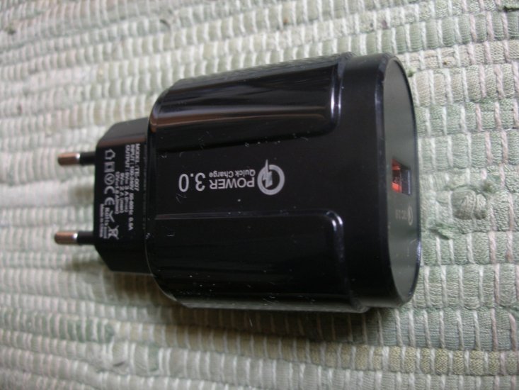 USB Schnell-Ladegerät 100V - 230V auf 5 Volt USB, ca. 2A-3A, sw - zum Schließen ins Bild klicken