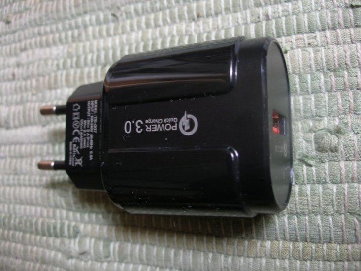 USB Schnell-Ladegerät 100V - 230V auf 5 Volt USB, ca. 2A - 3A - zum Schließen ins Bild klicken