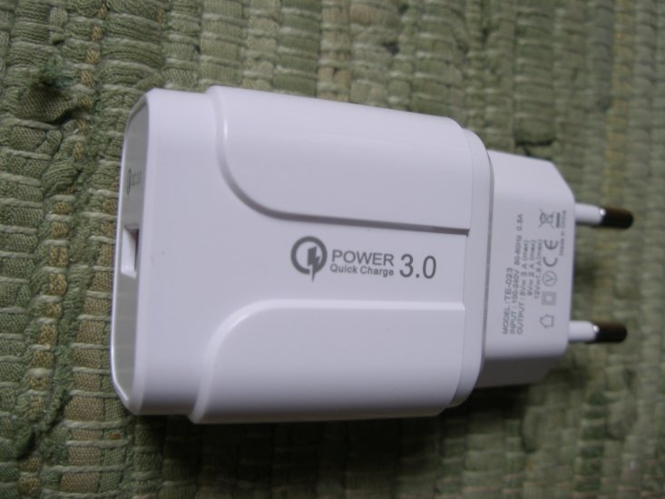 USB Schnell-Ladegerät 100V - 230V auf 5 Volt USB, ca. 2A - 3A - zum Schließen ins Bild klicken